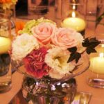テーブルの上のバラのブーケとアロマキャンドル