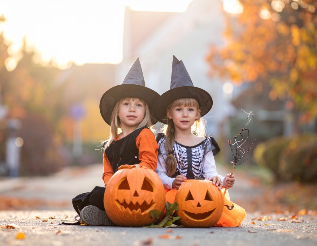 ハロウインの歴史がわかるようなかわいい町並みと子どもたち 